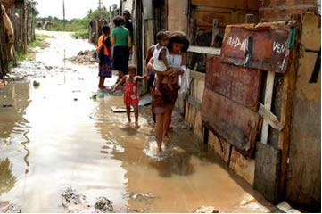 No Brasil, a maioria dos bairros pobres são desprovidos de saneamento básico